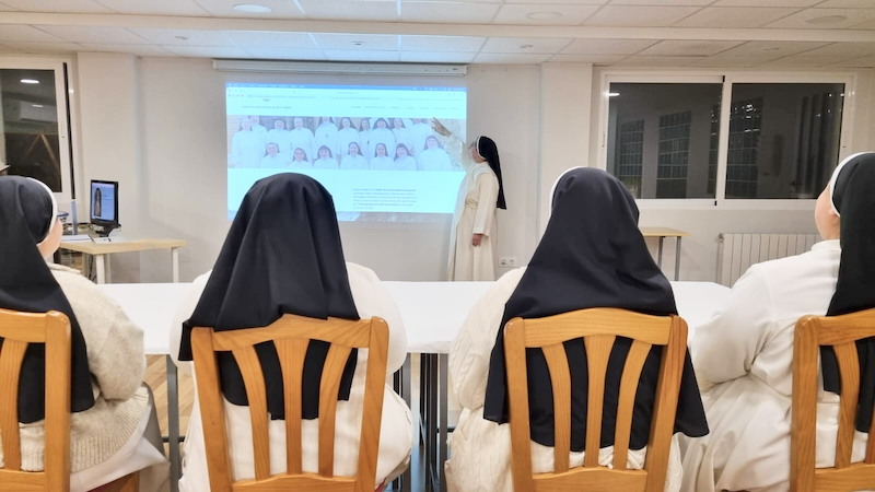 Ante una sala de reuniones, una monja habla frente a un grupo y presenta la nueva web.